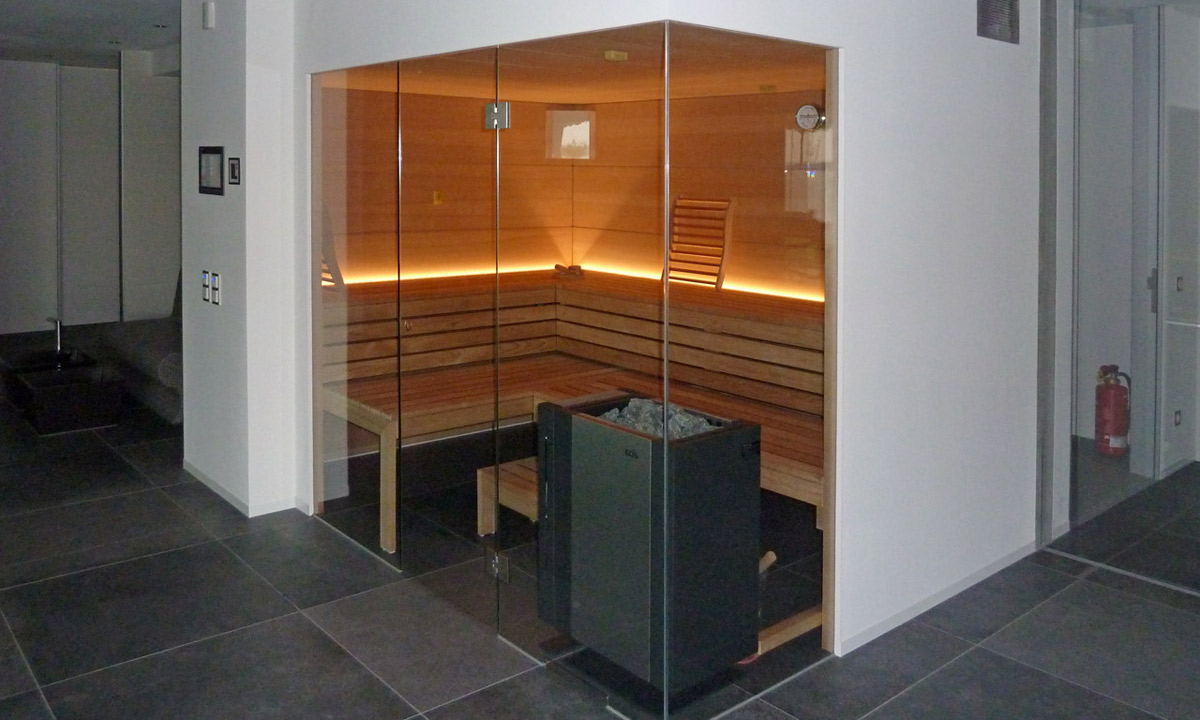Außenansicht einer Sauna in einer Raumecke
