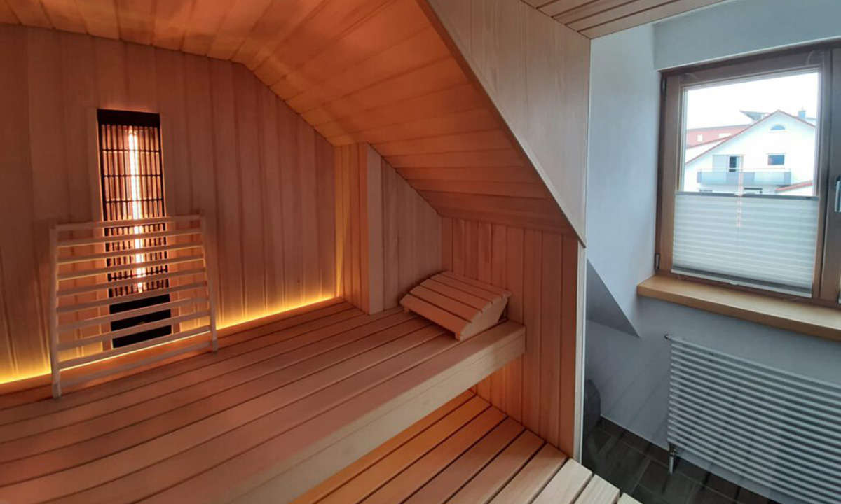 Sauna mit schräge neben einem Fenster