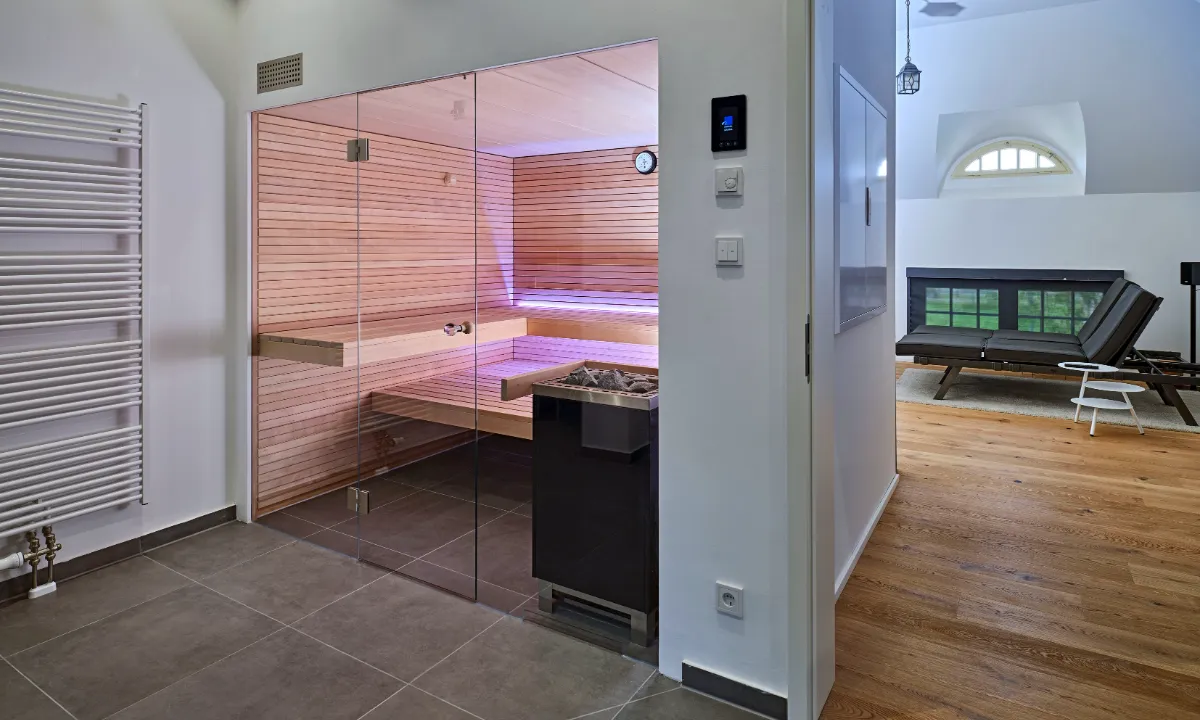 Designsauna mit Glasfront in Zimmernische